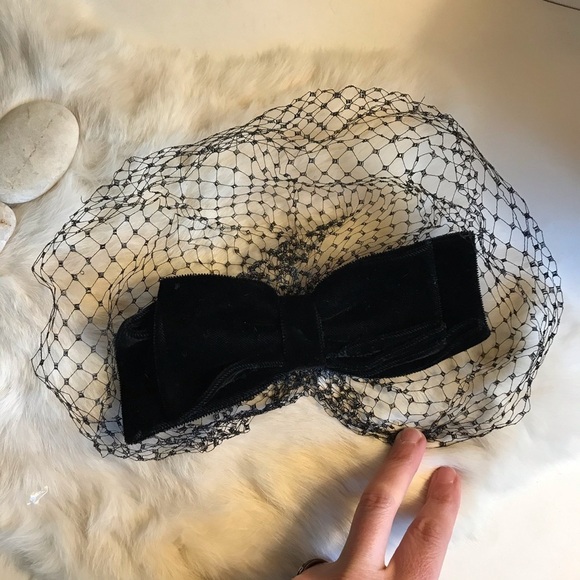 Vintage 1950s Black Velvet Bow Hat w Netting